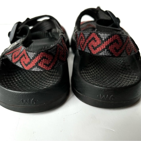 chaco toe loop tightens while walking